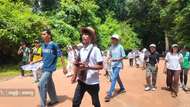 ទេសចរទស្សនាប្រាសាទតាព្រហ្ម
